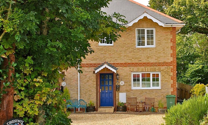 Shanklin Cottage | Clematis Cottage, Country Setting, 10 min walk to beach, Family Friendly.