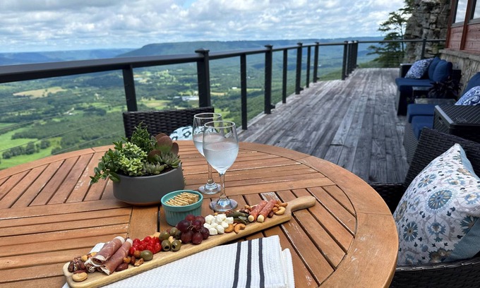 Menlo Cabin | Cliffside 1BR Cabin | Unique | Luxury | Romantic | Modern | Hot Tub & Stunning Views | Lookout Mtn