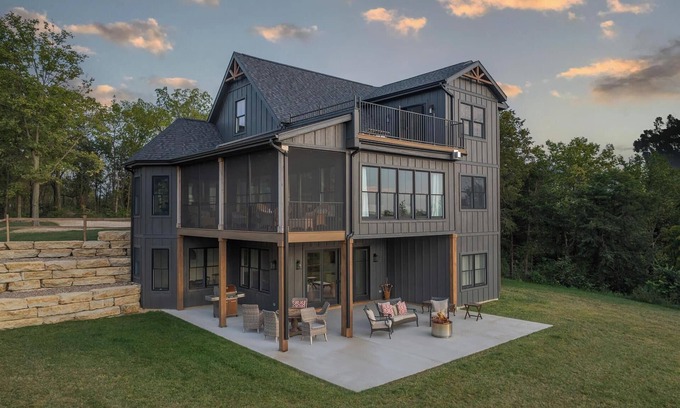 Elizabeth House | Cliffside Cottage, Private Pond, 50 acres w/Breathtaking views near Galena, IL