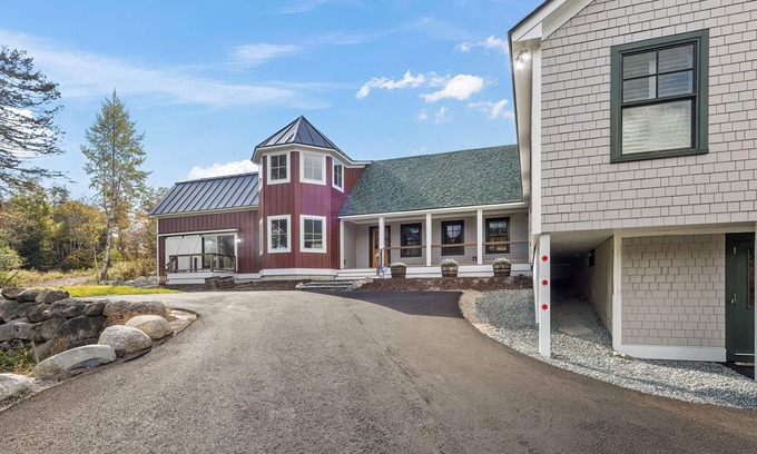 Seal Cove House | Close to Acadia, SWHarbor, DECK, SUN PORCH, SPACIOUS with modern amenities.