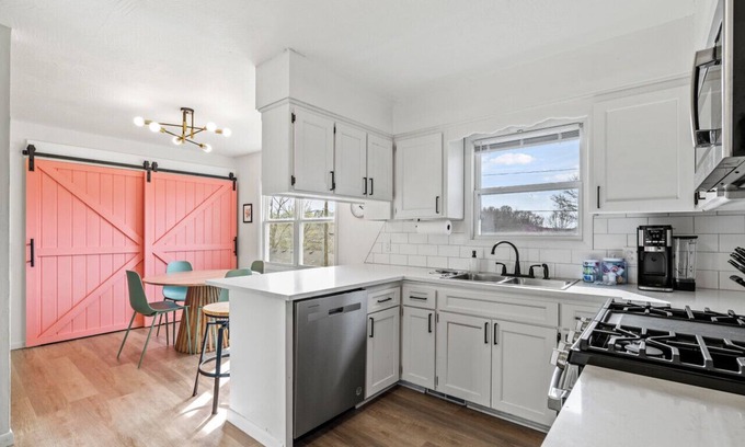 Ozark House | Close to all that Ozark has to offer!