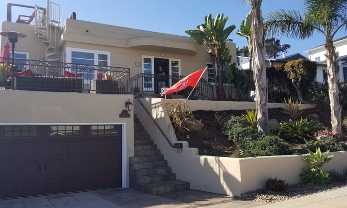 Loma Portal House | Close to Beach, 3 Decks, Rooftop, Views, HS WIFI, Quiet, Weekly Discounts