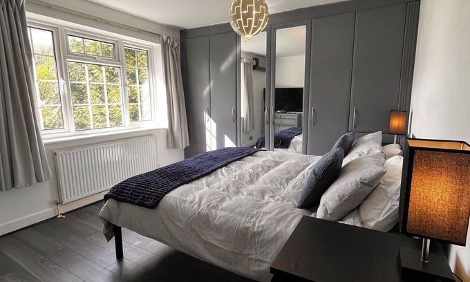 West Parley House | Close to Beaches and the New Forest - 4 bedroom house - pet and child friendly