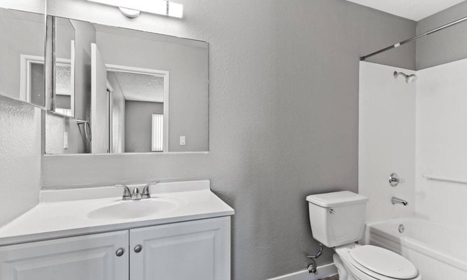 Sunrise Manor Apartment | CLOSE TO DOWNTOWN & EASY ACCESS TO THE FREEWAY, STOP BY TODAY & ENJOY YOUR STAY.