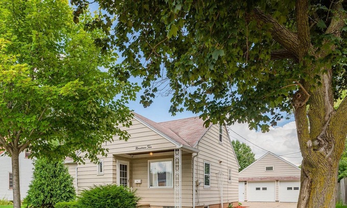 Appleton House | Close to Downtown / Oshkosh / Lambeau Field