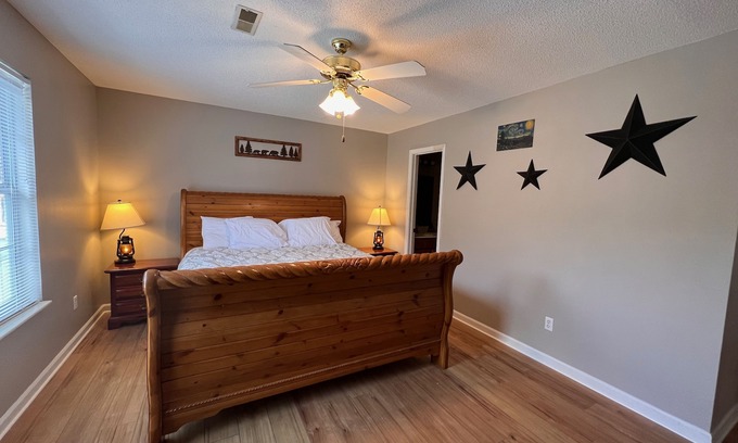 Pigeon Forge Cottage | Close to Everything! Hot Tub Pool Bigfoot Bungalow