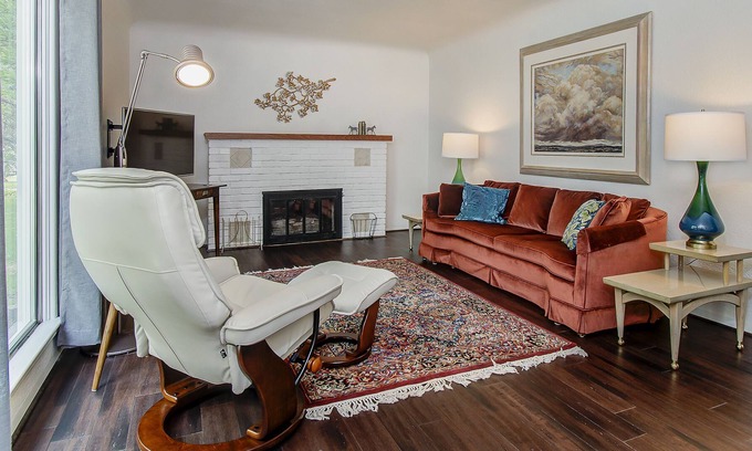 Depot Bench House | Close to Everything, Quaint, Quiet, Super Clean, Comfortable Home