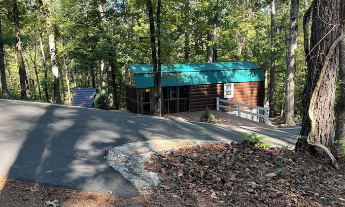 Groveoak Cabin | Close to everything—private launch one minute away—