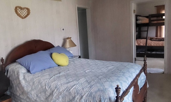 Niles House | Close to it all at the Stateline! 10 minutes from many attractions