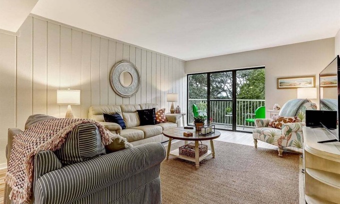 Fernandina Beach Condo | Close to Omni - Island Escape: Pool, Pet Friendly