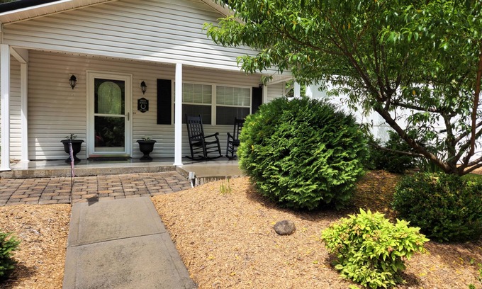 Gatlinburg - Pigeon Forge Cottage | Close to Pigeon Forge*Easy Access Road*Fire Pit Area*Wet Bar