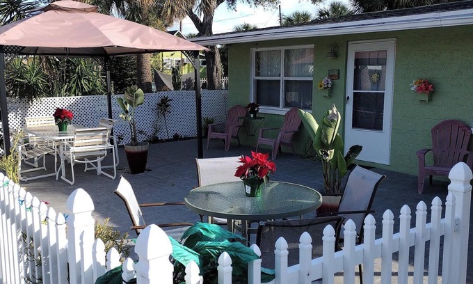 Tarpon Springs Cottage | Close to Sponge docks,private separate entrance, in the heart of Tarpon Spring!