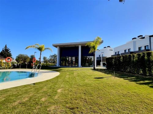 San Roque House | Close to the marina and beaches of Sotogrande, experience sophistication in this contemporary four-bedroom frontline golf townhouse in the San Roque Club