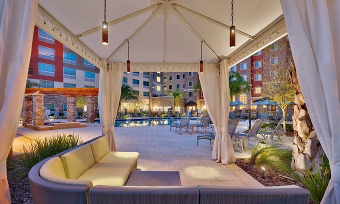 Gainesville Condo | Close to U of Florida. Free Breakfast. Outdoor Pool & Hot Tub. Great for Groups!