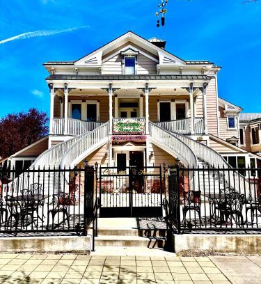 Cloverdale Hotel | Cloverdale House Inn