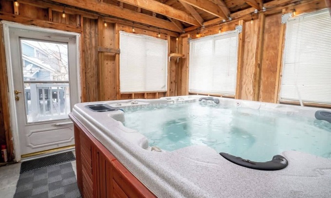 Westminster House | CO7. (House) Hot Tub/Game Room/85" TV/Fast WiFi