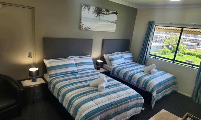 South Townsville Apartment | Coastal Breeze Studio – Steps from City, Stadium & Ferry