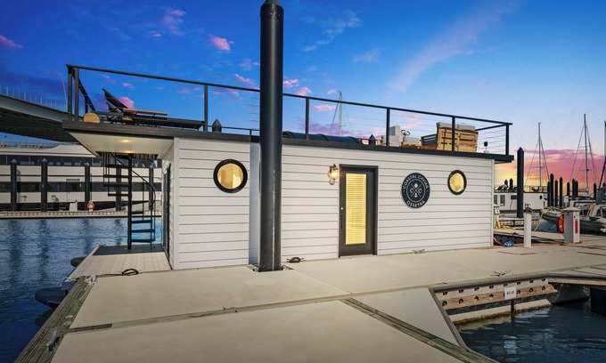 Downtown Charleston Boat Rental | Coastal Caviar - The Ossetra - Honeymoon Suite