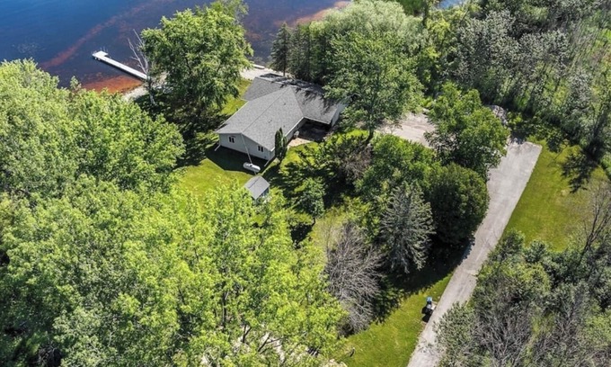 Little Sturgeon Cottage | Coastal Charm on Little Sturgeon Bay - 3 Bedroom/2 Bathroom on the Water