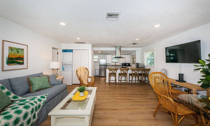 St. Pete Beach Cottage | COASTAL COTTAGE ON ST. PETE BEACH- 1 Bed & 1 Sofa Bed - 1 MIN FROM BEACH.