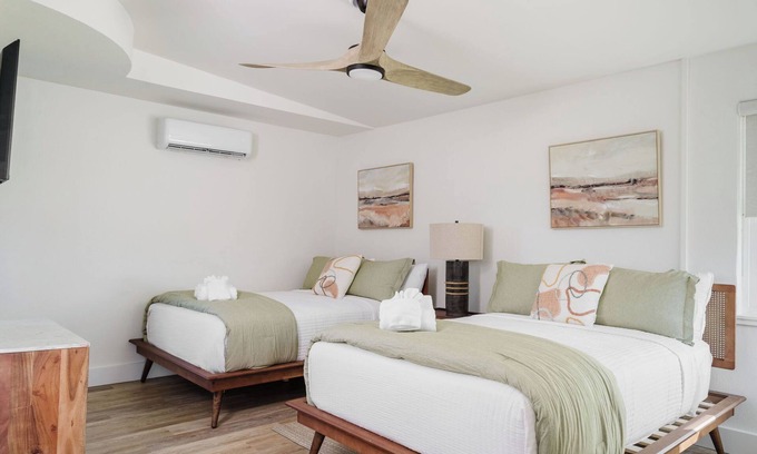 Vilano Beach Hotel | Coastal Double Full- 5 min walk to beach!