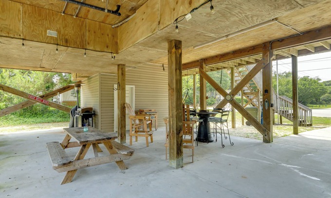 Emerald Isle Cottage | Coastal Emerald Isle Retreat w/Deck & Grill!