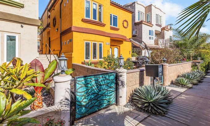 South Mission Beach House | Coastal Getaway-bikes,boards and more!