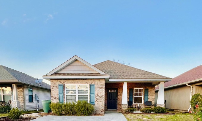 Pensacola House | Coastal Getaway near Pensacola beach, Downtown & NAS + walk to bayou & marinas