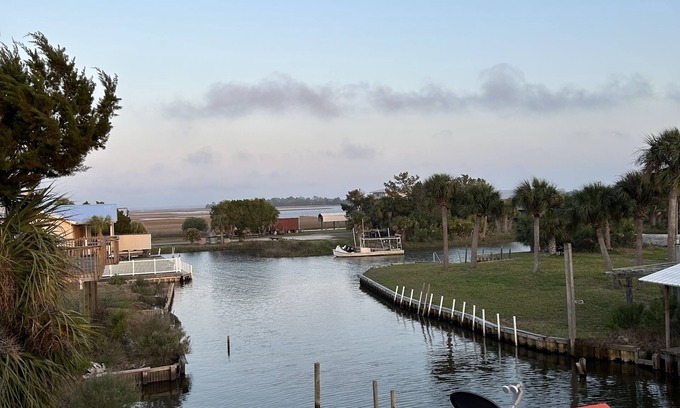 Horseshoe Beach House | Coastal meets country in this small but spacious canal home.