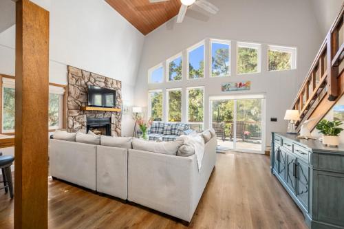 Marine Terrace House | Coastal Retreat King Beds Big Sur Cabin EVCharger