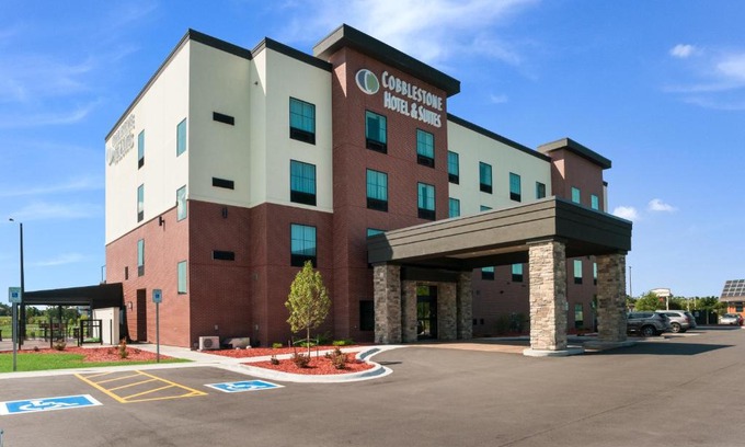 Neenah Hotel | Cobblestone Hotel & Suites Appleton International Airport