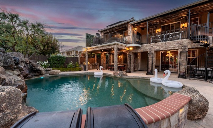 Clovis House | Cobbo's House - wow, luxe, hot tub, pool, gym, gazebo, games, pickleball, bikes