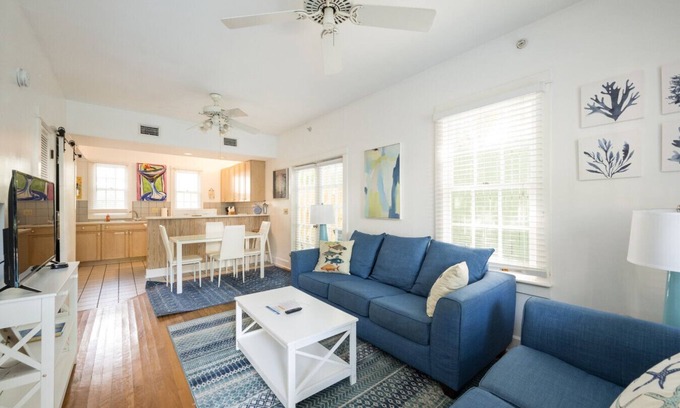 White Street Gallery District House | Coco's Poolside Retreat