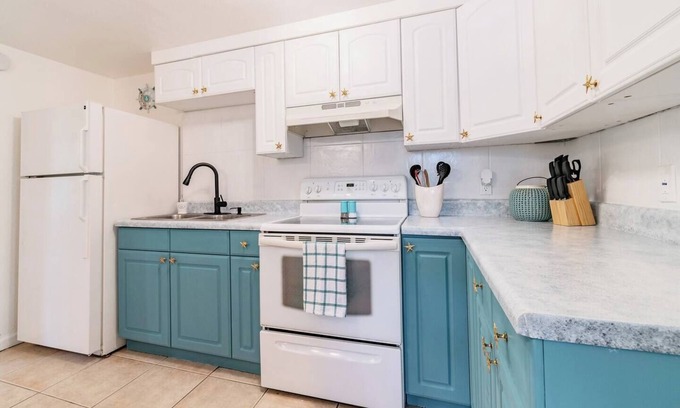 Port Richey Cottage | Coconut Cottage *Canal Front*