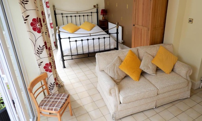 Colchester Apartment | Colchester Sunny Apartment with Pool and EV Car Point