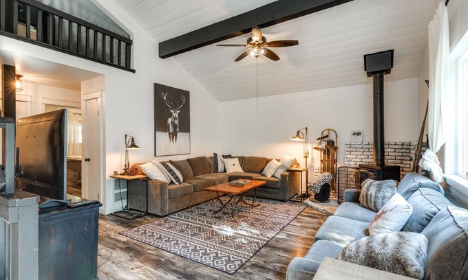 Cold Springs Cabin | Cold Springs Escape: A/C, Hot Tub, Generator, WiFi