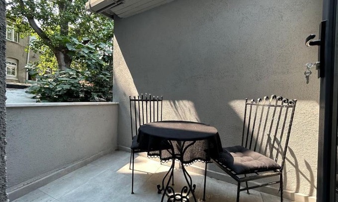 Istanbul City Center Apartment | Colorful Suite next to Tram and Shore with Balcony