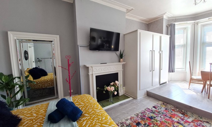 West Cliff Apartment | Colourful Studio