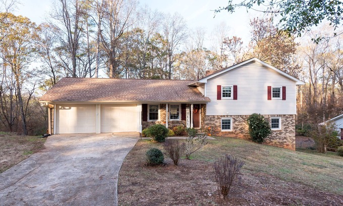 Athens House | Come Back to Nature - 15 min. Drive, or 7 Miles, to UGA!