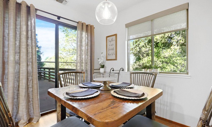 Lockeford Cottage | Come enjoy a relaxing comfortable stay at The Roost Book events spring 2022!