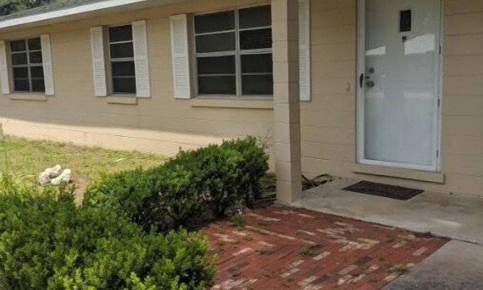 Chiefland House | Come relax in a charming small town!