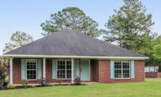 Moss Point House | Come see us at this beautiful secluded home with on site pond