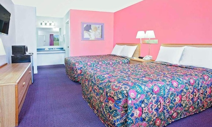 Muskogee Hotel | Comfort and Convenience in Knights Inn Muskogee! 2 Great Units, Free Parking