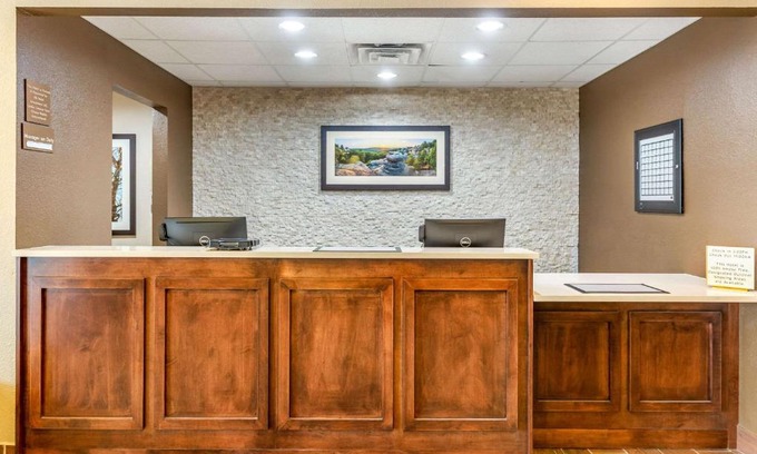 DeKalb Hotel | Comfort Inn DeKalb - University Area