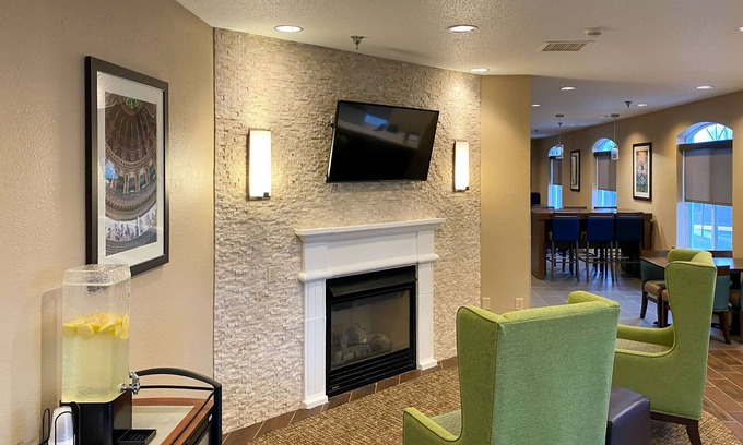 DeKalb Hotel | Comfort Inn DeKalb - University Area