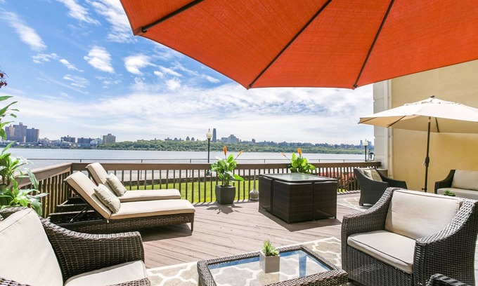 Edgewater Hotel | Comfort Inn Edgewater on Hudson River