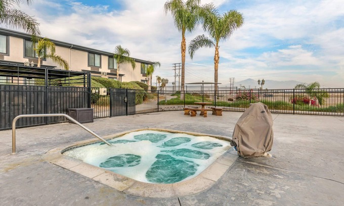 Colton Hotel | Comfort Inn & Suites Colton