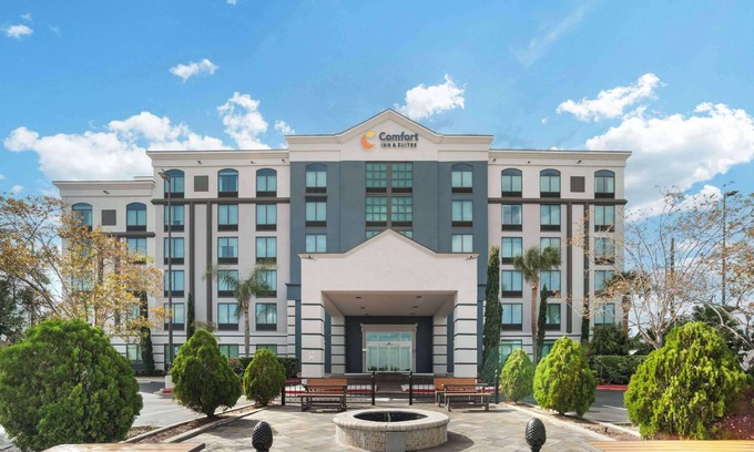 Kenner - Louis Armstrong International Airport Hotel | Comfort Inn & Suites New Orleans Airport North