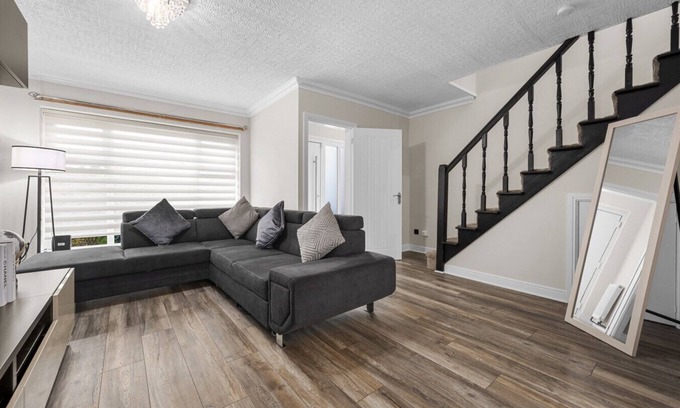 Cheetham Hill Apartment | Comfort Meets Style | 3-Bed MCR Home for 8 Guests!