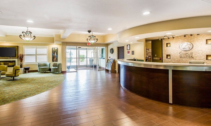 Raisin Hotel | Comfort Suites Fresno River Park